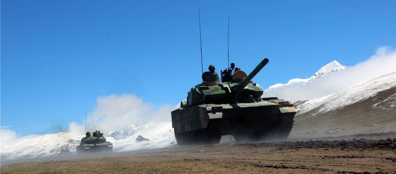 Ασκήσεις κινεζικών ελαφρών αρμάτων μάχης Type 15 στα υψίπεδα του Θιβέτ